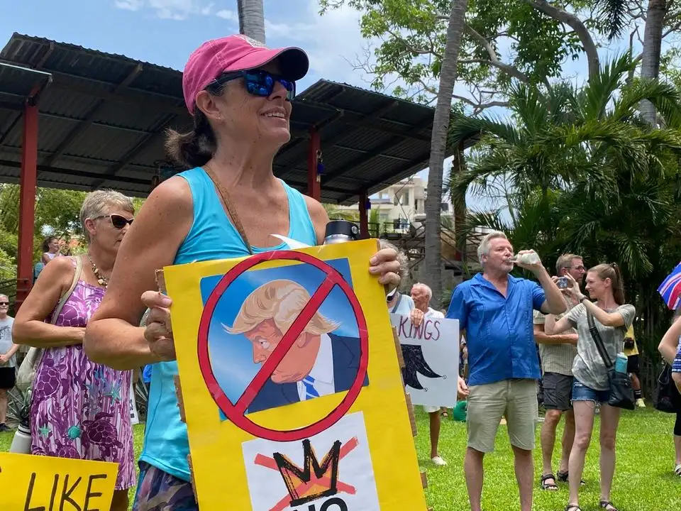 Los estadunidenses residentes en Puerto Vallarta protestaron contra las políticas de Donald Trump. Foto