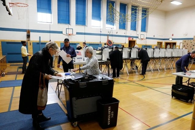 Los votantes en Michigan (en la imagen) y otros cinco estados empezaron a votar este martes en la última fecha de las primarias que decidirán si Joe Biden o Bernie Sanders será el candidato demócrata para medirse con Donald Trump en las presidenciales de Estados Unidos de noviembre. Foto Afp