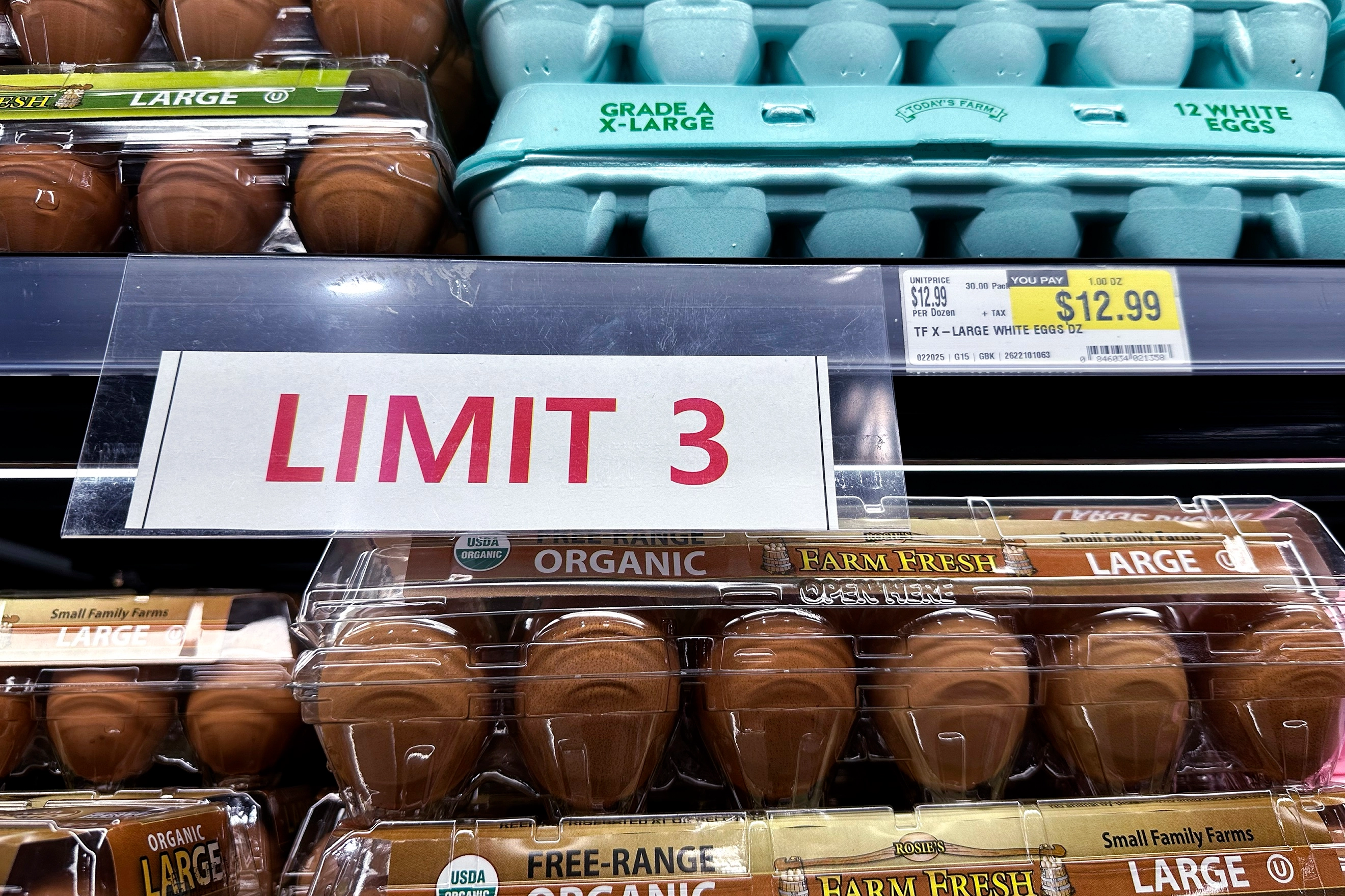Un cartel está colocado en un estante de huevos y el precio de los huevos se muestra en el borde de un estante en una tienda de comestibles en Niles, Illinois, el sábado 22 de febrero de 2025. Foto