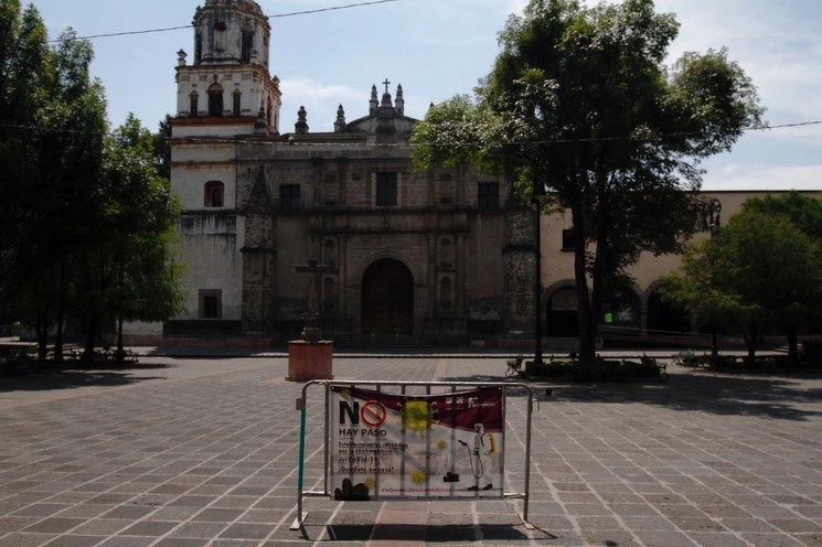 La Parroquia de San Juan Bautista, ubicada en el centro de Coyoacán, fue cerrada como medida para evitar la propagación del Covid-19 en la CDMX. Foto Cristina Rodríguez