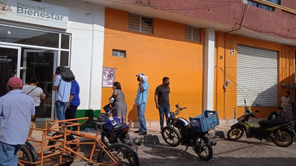 Banco del Bienestar en Huetamo, Michoacán, donde adultos mayores abrieron cuentas para que sus familiares que viven en Estados Unidos les depositaran el dinero. El monto que les robaron va de 50 mil a 250 mil pesos por cliente, dijeron. Foto La Jornada