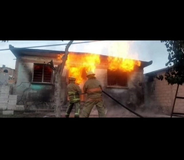La explosión ocurrió en una vivienda usada como bodega en la colonia La Amistad, en Tula de Allende, Hidalgo. Foto Cortesía Bomberos de Tula 