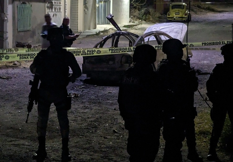 Cuatro integrantes de la Guardia Nacional resultaron lesionados, dos de ellos de gravedad, cerca de la medianoche del miércoles, luego de que estalló un vehículo que inspeccionaban en Celaya, Guanajuato, tras recibir una denuncia anónima acerca de que en el automóvil había cadáveres. Foto Afp
