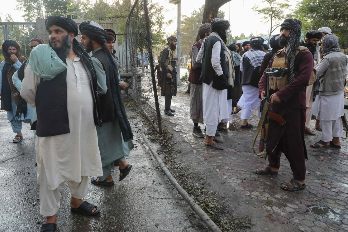 Talibanes en el sitio de la explosión cerca de la mezquita Wazir Mohammad Akbar Khan en Kabul, el 23 de septiembre de 2022. Foto Afp