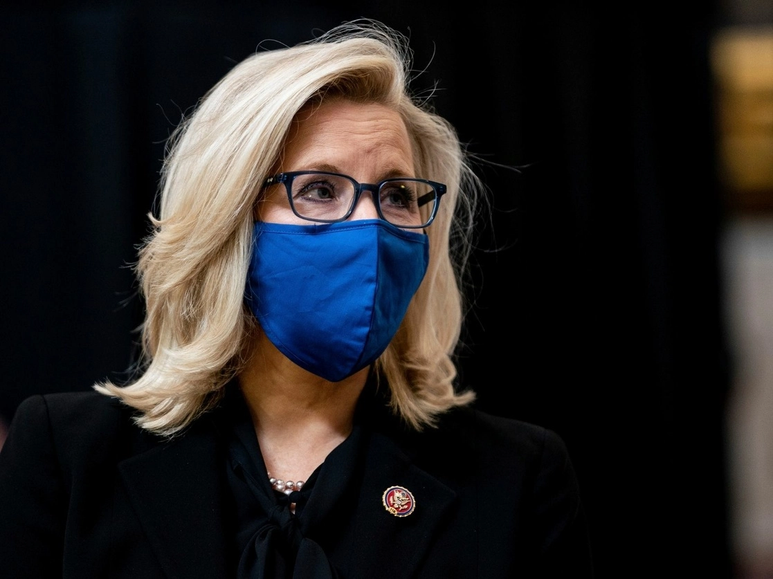 La diputada republicana Liz Cheney –hija del ex vicepresidente Dick Cheney–, quien ocupa el tercer rango más alto de su bancada en la Cámara de Representantes, votó a favor del juicio político contra Donald Trump, tras lo cual ha enfrentado un ataque de los ultraderechistas de su partido, el 3 de febrero de 2021. Foto Pool vía Ap