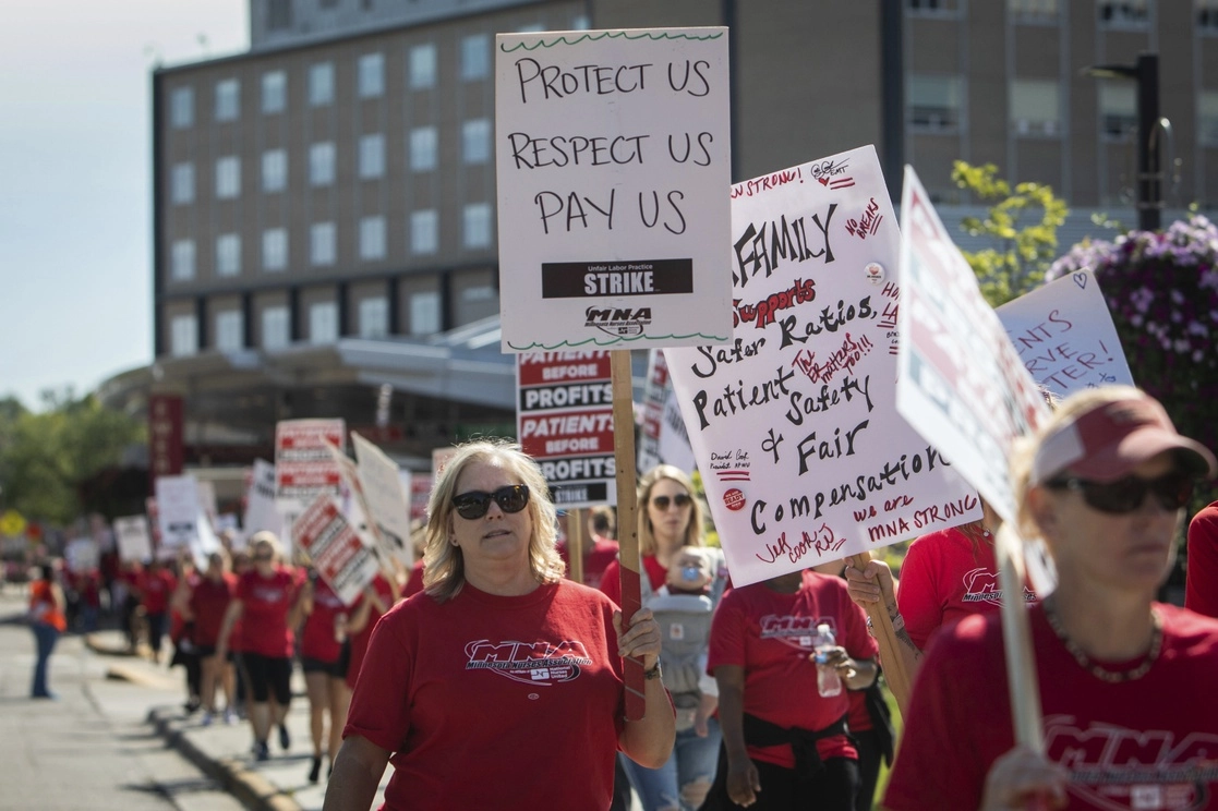 Miles de enfermeras en Minnesota iniciaron una huelga de tres días para exigir incrementos salariales. Foto Ap