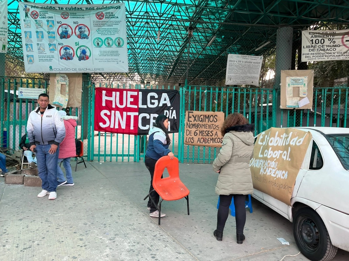 Trabajadores sindicalizados del Colegio de Bachilleres bloquean las entradas del plantel 3 "Iztacalco", en el marco de una huelga en esta institución educativa para exigir mejores condiciones laborales, en la Ciudad de México, el 1 de febrero de 2023. Foto Alfredo Domínguez