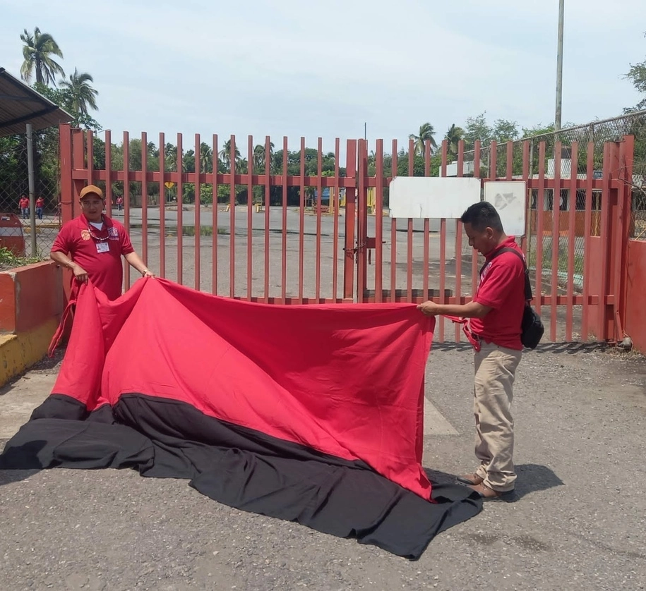 Integrantes del SNTMMSSRM colocaron banderas rojinegras en la siderúrgica ArcerlorMittal, ubicada en el puerto de Lázaro Cárdenas, Michoacán. Foto La Jornada