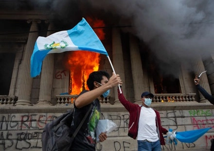 Un grupo de manifestantes destrozó e incendió una parte de las oficinas del Congreso durante una protesta masiva contra el presidente y el cuerpo legislativo por la aprobación del presupuesto para 2021. Foto Ap