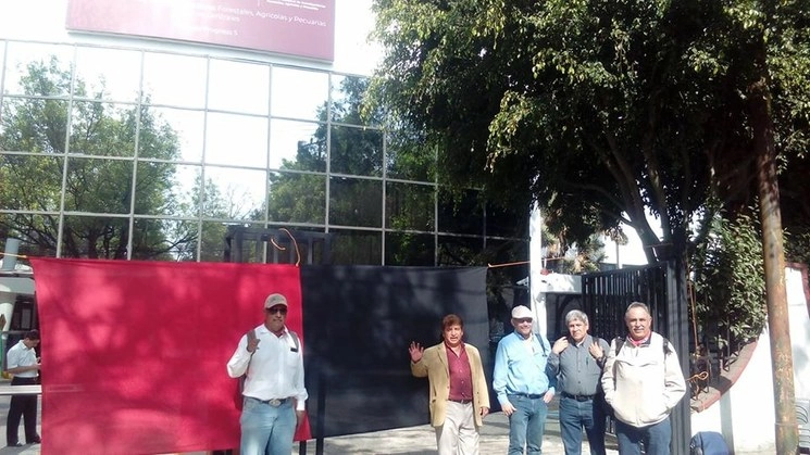 Integrantes del SIIINIFAP durante el paro de labores en la sede del Inifap. Foto tomada de la página de Facebook Sindicato Independiente de Investigadores del Inifap