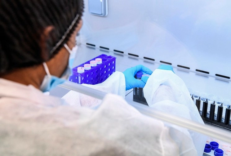 : Un trabajador de la salud almacena muestras en el departamento de prueba de Covid-19 del Hospital Broussais, en París, Francia, el 11 de mayo de 2020. Foto Ap