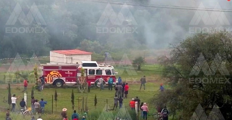 Los bomberos acudieron a auxiliar a los lesionados. Foto SSP del Edomex