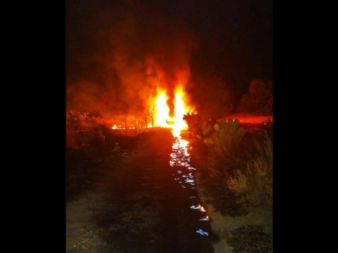 Una toma clandestina, perforada presuntamente por ‘huachicoleros’ en un ducto de Pemex, se incendió y estalló en un paraje desolado cercano a la localidad de Loma del Toro. Foto cortesía de la policía de Nopala de Villagrán