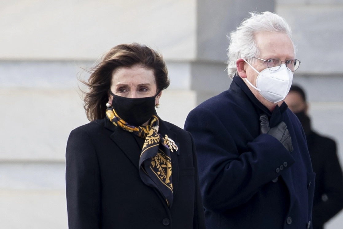 El senador republicano Mitch McConnell junto a Nancy Pelosi, líder demócrata en la Cámara de Representantes. Foto Ap