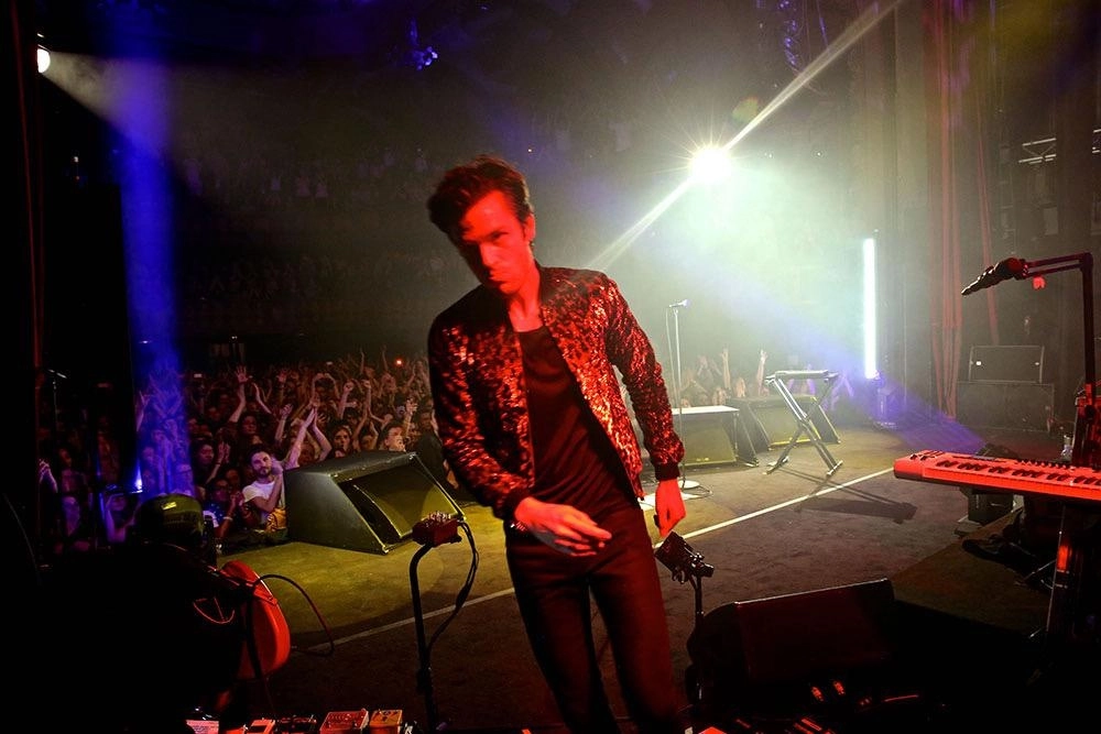 Brandon Flowers, vocalista de ‘The Killers’ se avocó a la composición de nuevos temas tras la suspensión de conciertos. Foto tomada del Twitter de @BrandonFlowers / Archivo
