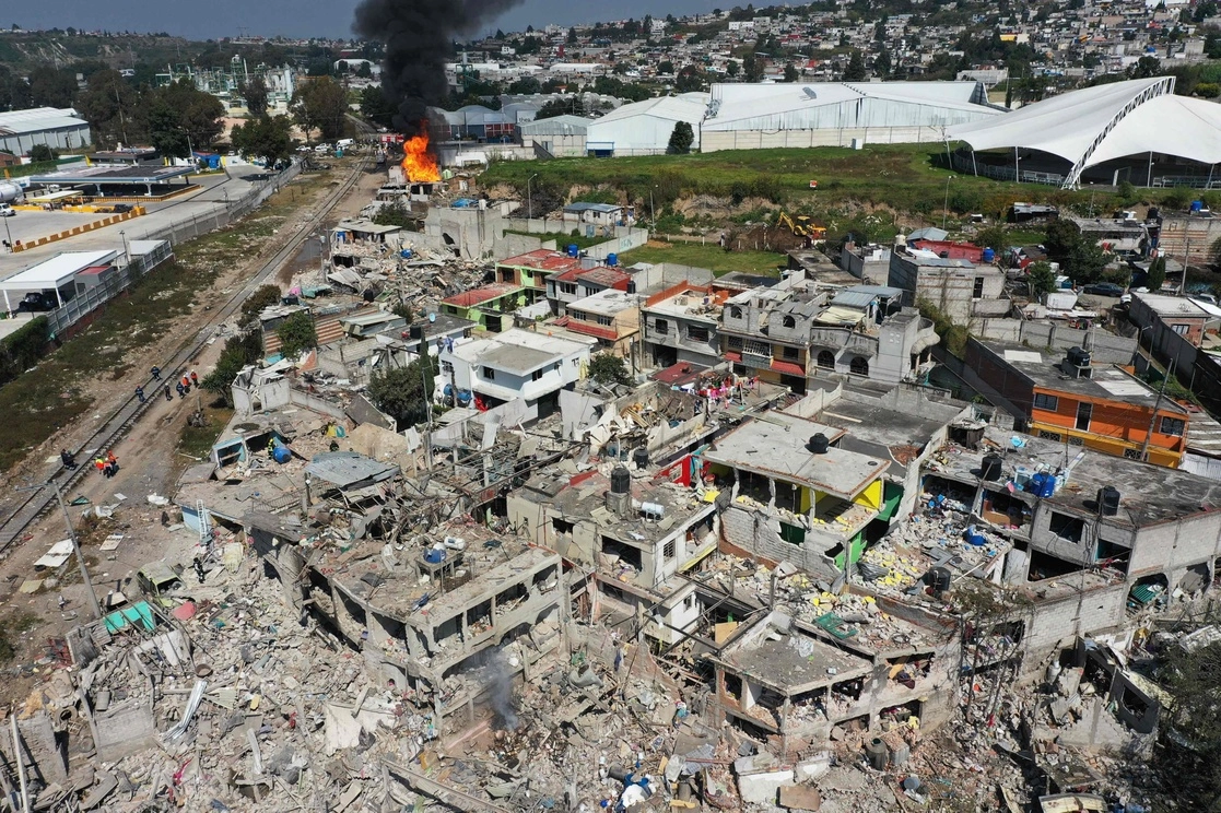 Tres explosiones ocurridas en la madrugada de ayer en San Pablo Xochimehuacán, en la capital poblana, provocaron también la destrucción de 54 viviendas, reportó el gobernador Miguel Barbosa. Foto Afp 