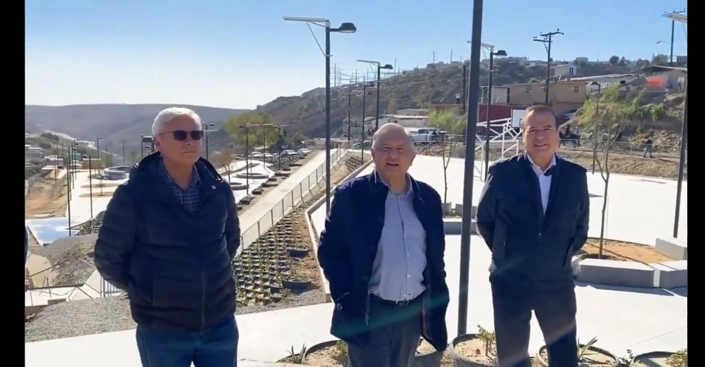 El Presidente acompañado del gobernador de Baja California, durante su recorrido. Foto @lopezobrador_