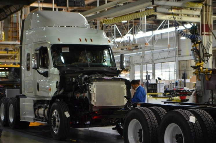 La Asociación solicitó que producción de vehículos reabra antes de que Estados Unidos busque otras opciones y afecte empleos en México. Foto cortesía Freightliner México.  