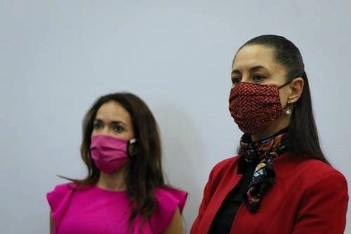 La Jefa de Gobierno, Claudia Sheinbaum Pardo, estuvo acompañada de Dunia Ludlow, coordinadora de la Autoridad del Centro Histórico, durante la videoconferencia desde el Antiguo Palacio del Ayuntamiento, en la que abordaron temas de la pandemia y de acciones sociales en vecindades capitalinas. Foto cortesía de la CDMX