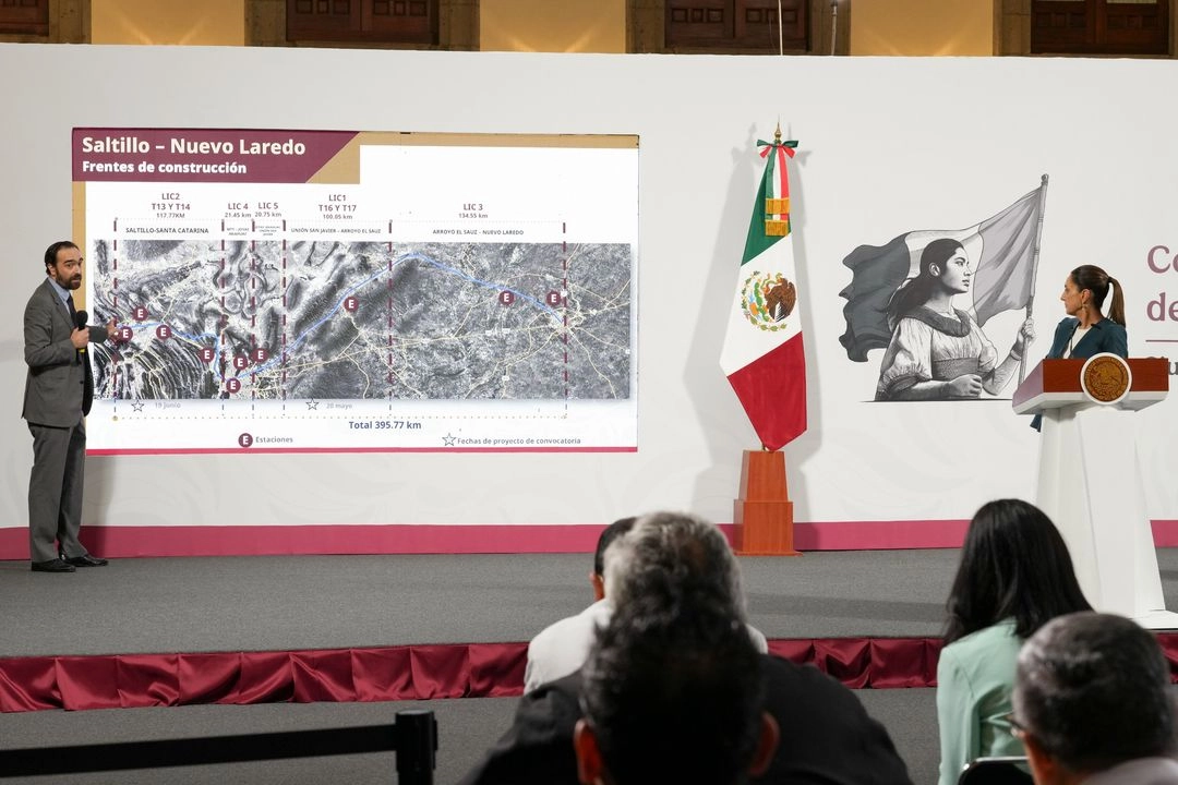 El titular de la Agencia Reguladora de Transporte Ferroviario, Andrés Lajous, durante la conferencia presidencial matutina en Palacio Nacional, en la Ciudad de México, el 9 de julio de 2025. Foto 