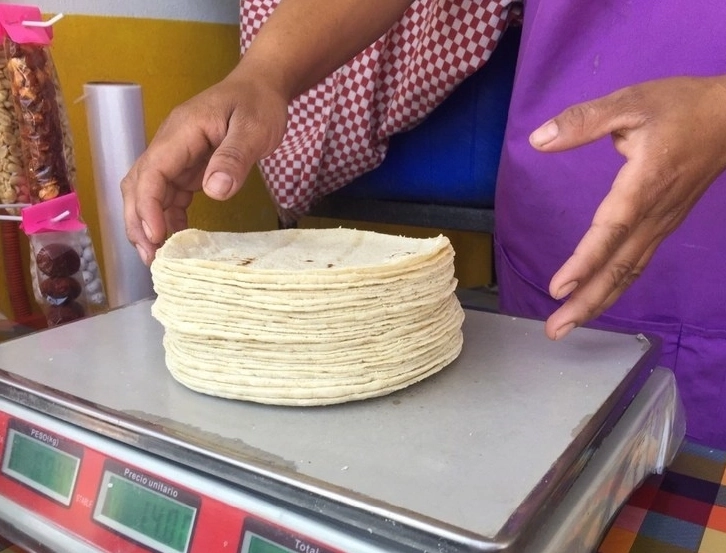 Muchas tortillerías utilizan el nixtamal, un método tradicional sin harina de maíz que puede incrementar los costos.