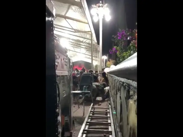 El alcalde de Galeana, Alejandro Pedroza Flores, informó que fueron tres menores de edad los que detonaron los cohetones, que dijeron haber comprado en el municipio de Matehuala, San Luis Potosí y encendieron en plena Plaza Principal durante los festejos por el Día de las Madres, el 10 de mayo de 2023. Foto tomada de un video en redes sociales

