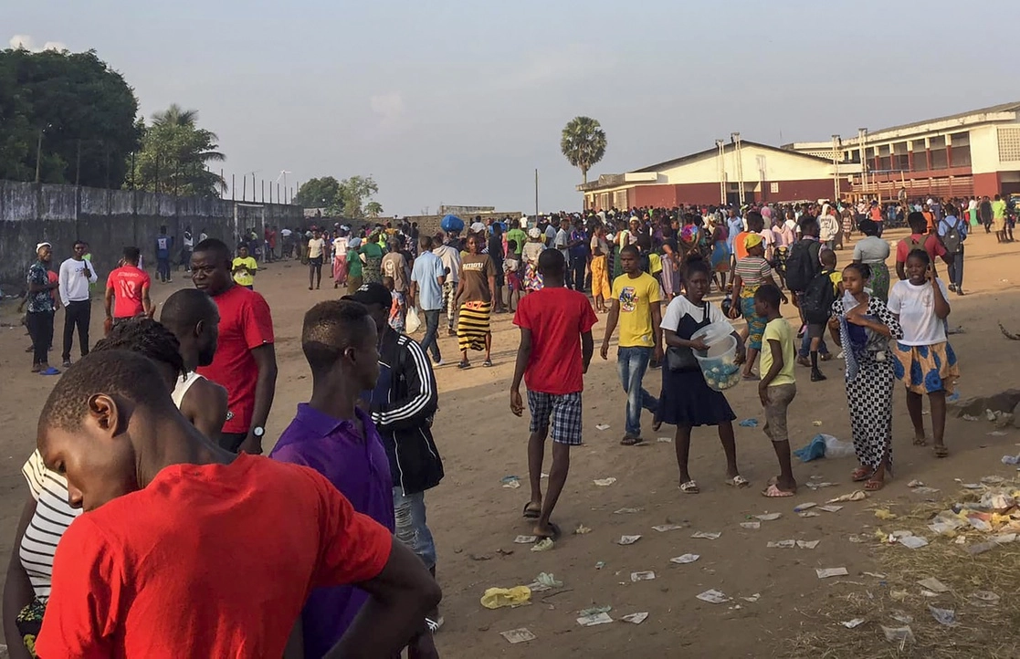 Personas se reúnen afuera del hospital donde están internadas las víctimas de la estampida en Monrovia, Liberia, el 20 de enero de 2022. Foto Ap