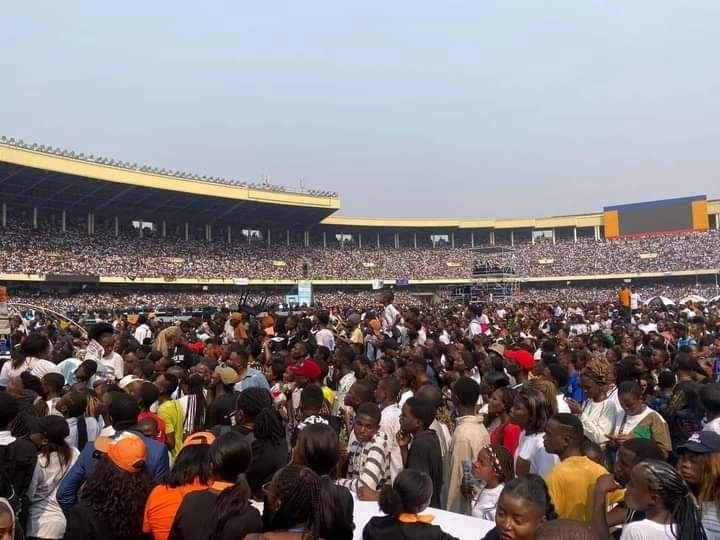 La estampida se produjo en el estadio Stade des Martyrs, donde se presentaba Mike Kalambayi, un popular cantante congoleño de gospel. Foto Tomada de X @JCiyabu57755