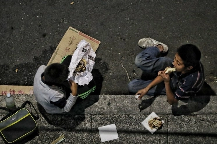 Niños en condición de calle en la Ciudad de México. Foto Marco Peláez / Archivo