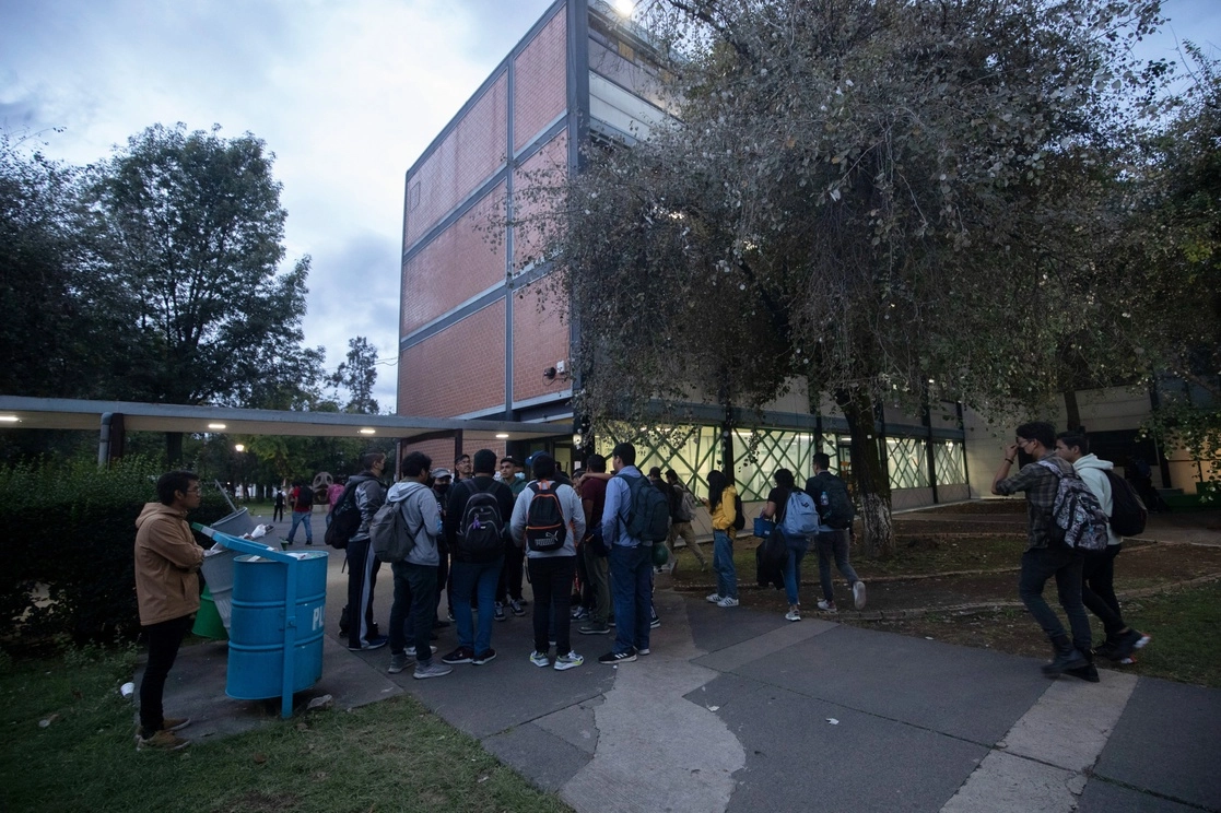 Estudiantes de la ESIME Zacatenco durante inicio del paro de 48 horas. Foto Yazmín Ortega Cortés