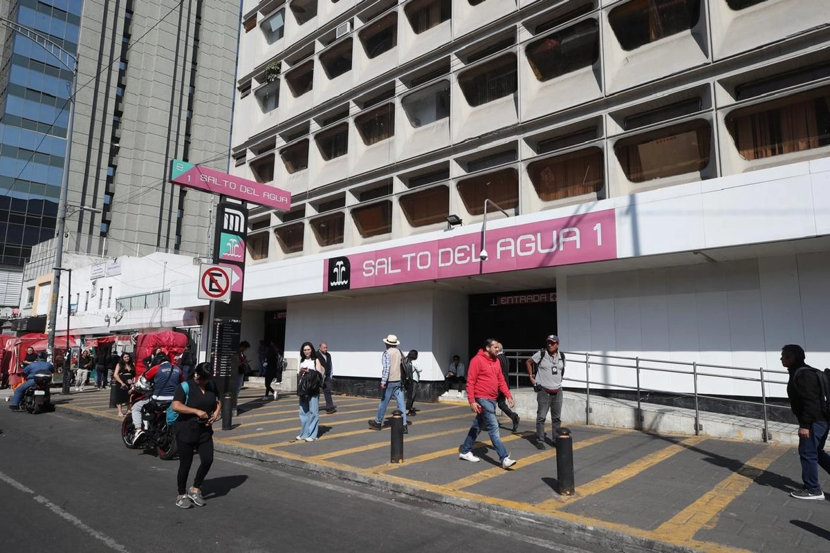 La estación Salto del Agua permanece cerrada con motivo del desfile militar, en la Ciudad de México, el 20 de noviembre de 2025. 