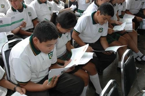 Alumnos de la escuela secundaria número 20 Eugenio Garza Sada, en Monterrey, Nuevo León, durante la presentación del manual y protocolo de seguridad escolar para sobrevivir a tiroteos, en imagen de archivo. Foto ‘La Jornada’