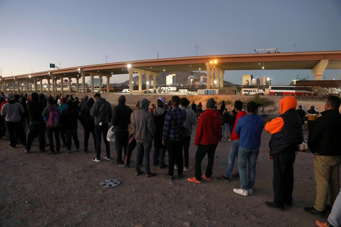 Migrantes en Ciudad Juárez, Chihuahua, esperan frente al puesto de operaciones de la Patrulla Fronteriza para poder ingresar a territorio estadunidense. Foto Ap / Archivo