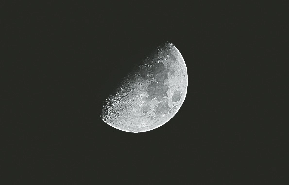 Luna gibosa creciente, captada en París. Foto Afp