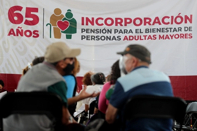 Personas adultas mayores durante el registro a la Pensión para el Bienestar. Foto Roberto García 