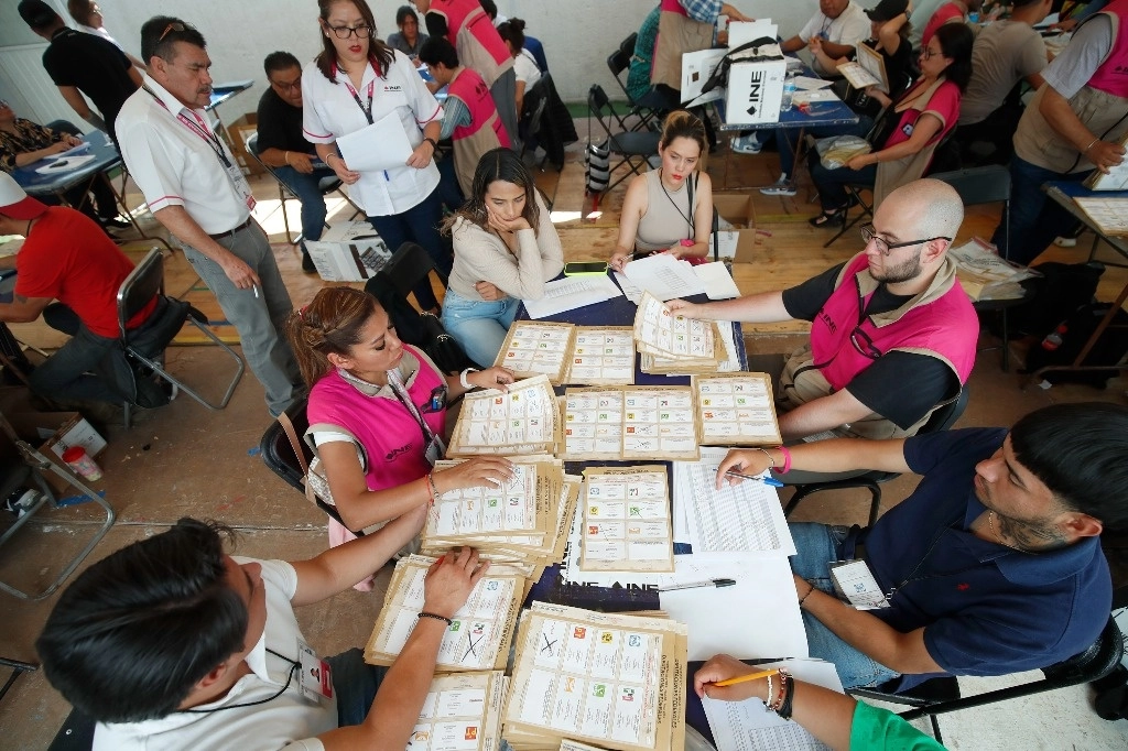 Trabajadores del INE como representantes de partidos políticos revisan las boletas con los votos en la junta distrital No. 17, en la alcaldía Álvaro Obregón, en la Ciudad de México, 06 de junio de 2024. Foto Cristina Rodríguez