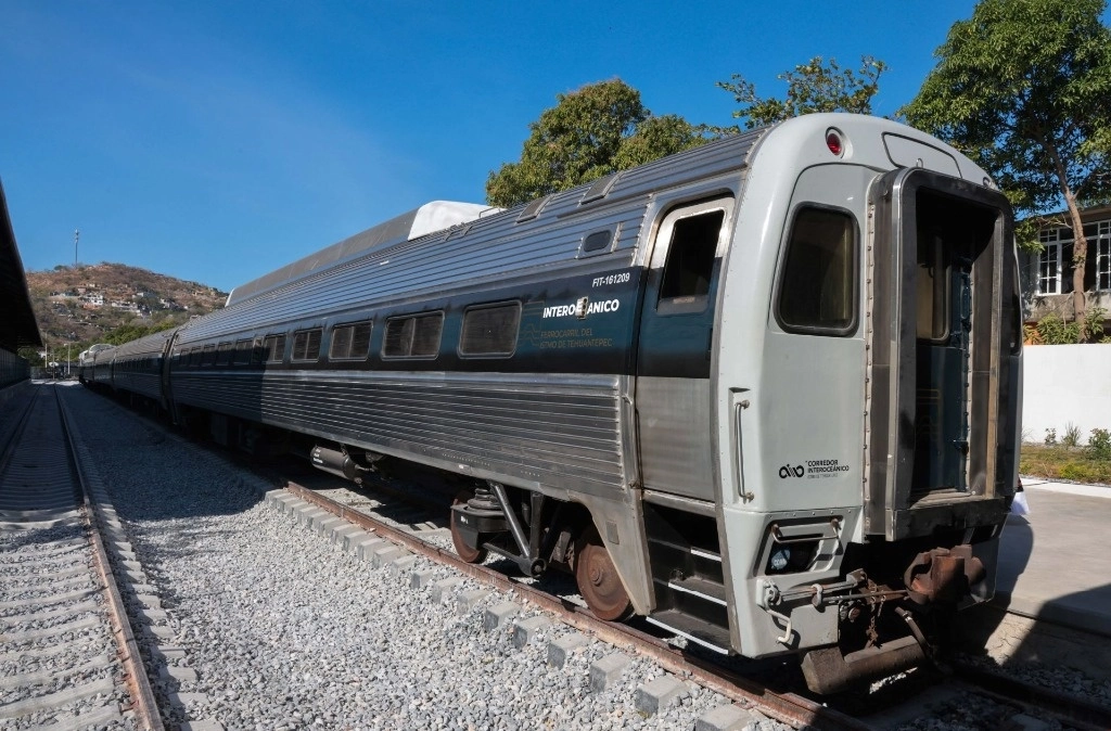 Abordo del tren Interoceánico, harán una parada en Matías Romero, Oaxaca, donde se instalarán las oficinas centrales para todo el manejo del proyecto. Foto Cuartoscuro / Archivo