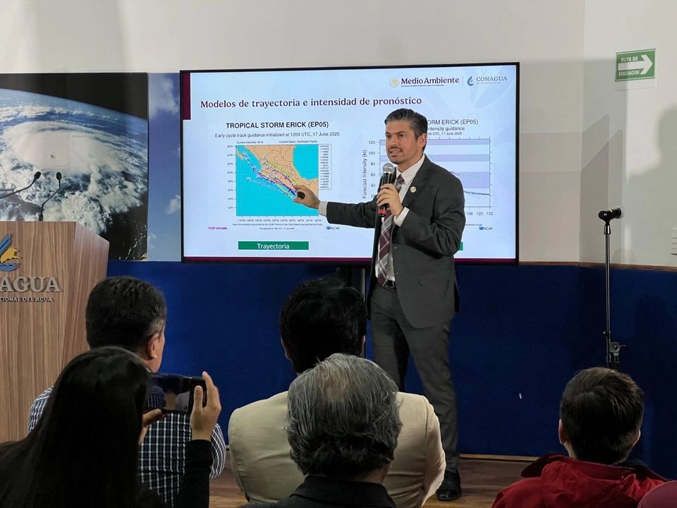 A partir de este martes 'Erick'  comenzará a retomar fuerza y el miércoles evolucionará a huracán categoría 1 y por la tarde de ese mismo día, a categoría 2, explicó Fabián Vázquez Romaña, coordinador general del SMN. 