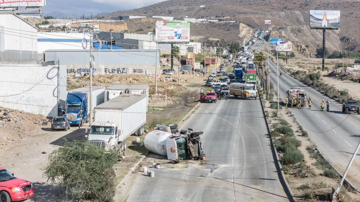 Volcadura de una pipa de gas, en Tijuana, Baja California. 