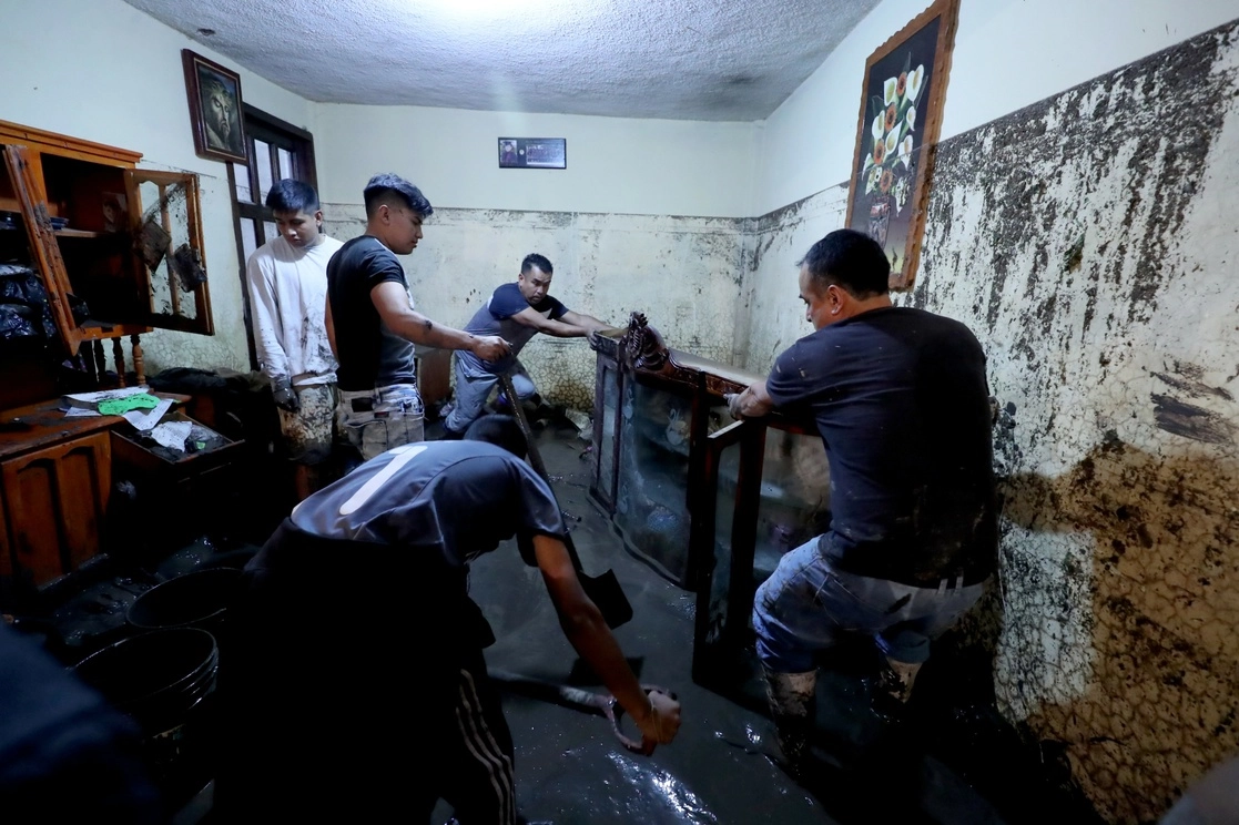 Integrantes de una familia buscan recuperar algunas de sus pertenencias. Foto Roberto García Ortiz