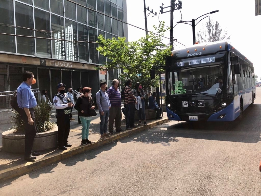 Camiones en apoyo a los usuarios afectados por el colapso del Metro de la Línea 12, entre las estaciones Olivos y Tezonco. Foto Luis Castillo / Archivo