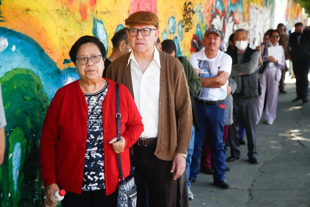 A partir de esta lunes iniciará la distribución de los recursos de la pensión para adultos mayores. Foto Víctor Camacho