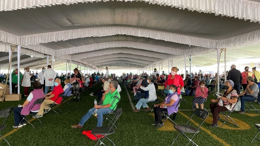 Adultos mayores asisten al deportivo Carmen Serdán, en la alcaldía Gustavo A. Madero, para recibir la segunda dosis de la vacuna contra el Covid-19. Foto Yazmín Ortega Cortés
