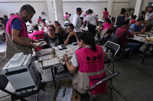 Integrantes del INE realizan el cómputo en la junta distrital 15 de la alcaldía Benito Juárez. Foto Marco Pelaéz / Archivo 