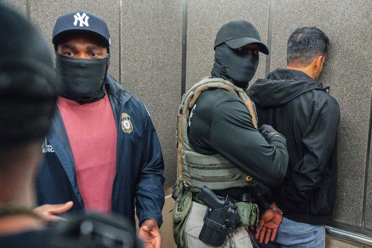 Agentes del Servicio de Inmigración y Control de Aduanas (ICE) escoltan a un inmigrante detenido hasta un ascensor tras salir de un tribunal de inmigración, el 17 de junio de 2025, en Nueva York. Foto