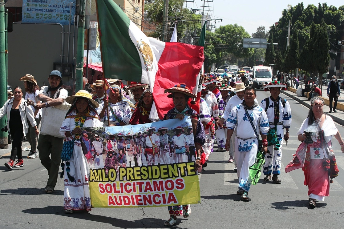 Indígenas wixarica, integrantes de la Caravana por la dignidad y la conciencia, durante una marcha el viernes de la Basílica de Guadalupe al Zócalo en la que exigieron una reunión con el Presidente Andrés Manuel López Obrador, quien en su conferencia matutina informó que se reunirá con ellos este lunes 30 de mayo de 2022. Foto José Antonio López 