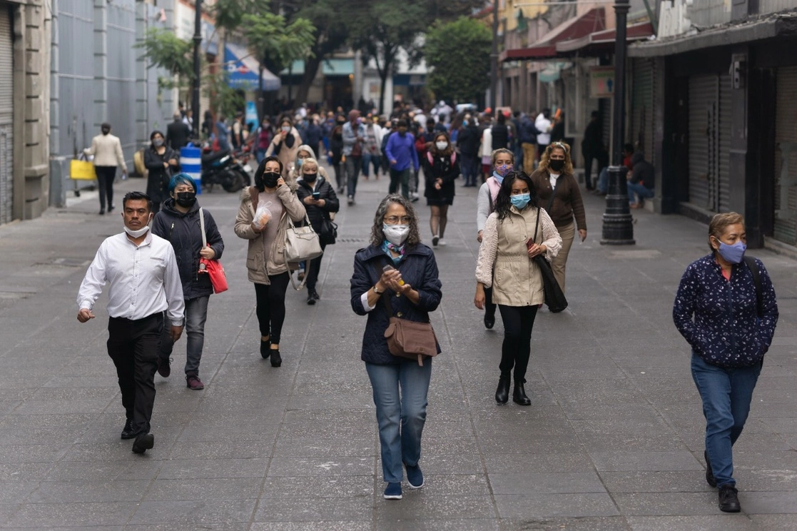 Transeúntes atraviesan la calle Motolinia, en el Centro Histórico de la Ciudad de México, el 20 de diciembre de 2021. Foto Pablo Ramos