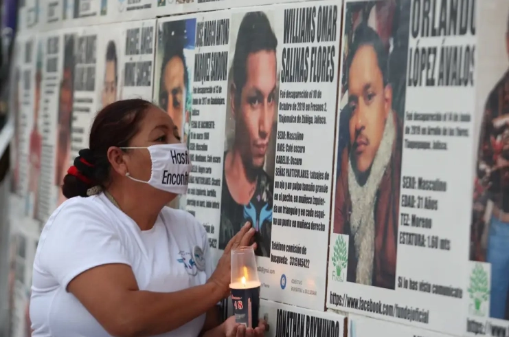Madres de personas desaparecidas reunidas en la Glorieta de los Niños Héroes, en Guadalajara, Jalisco. Foto Arturo Campos Cedillo / Archivo 