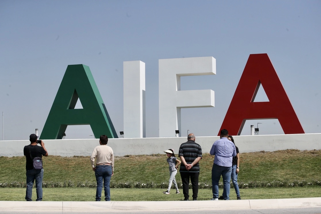 A finales de este mes estarán terminados todos los pasos a desnivel del Aeropuerto Internacional Felipe Ángeles, reveló Miguel Torruco. La imagen, del pasado 27 de marzo. Foto Luis Castillo