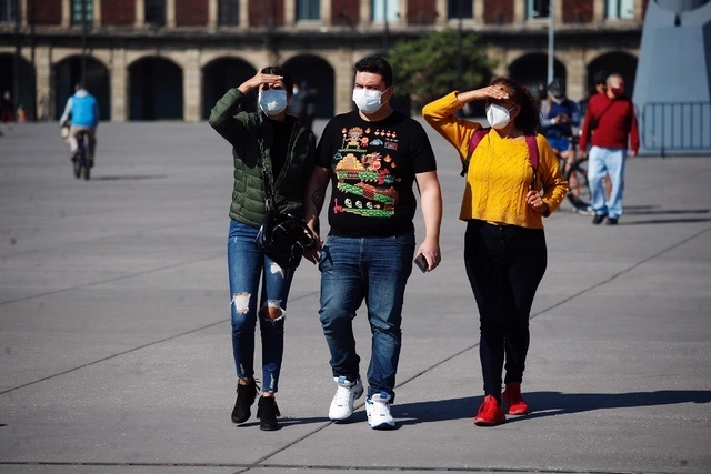 Personas caminan en la plancha del Zócalo capitalino. Foto Cristina Rodríguez